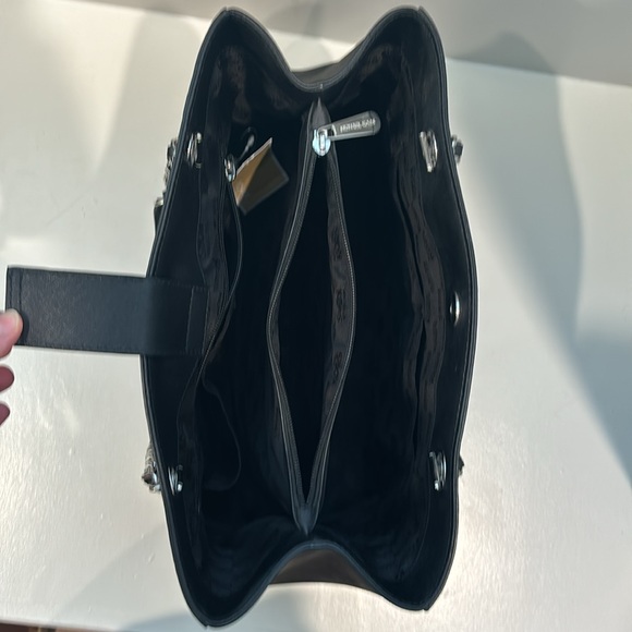 Michael Kors Susannah Tote in Black with silver hardware - Picture 5 of 7